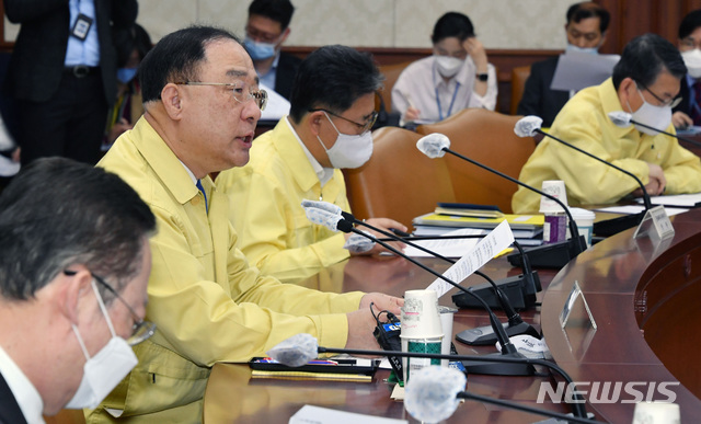 [서울=뉴시스] 이영환 기자 = 홍남기 경제부총리 겸 기획재정부 장관이 7일 오전 서울 종로구 정부서울청사에서 열린 제2차 비상경제 중대본 회의에 참석해 발언을 하고 있다. 2020.05.07.&nbsp;&nbsp; photo@newsis.com