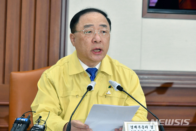 [서울=뉴시스] 이영환 기자 = 홍남기 경제부총리 겸 기획재정부 장관이 7일 오전 서울 종로구 정부서울청사에서 열린 제2차 비상경제 중대본 회의에 참석해 발언을 하고 있다. 2020.05.07.&nbsp;&nbsp; photo@newsis.com