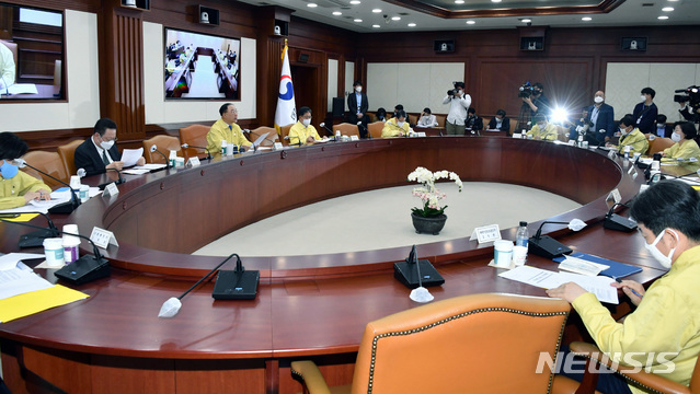 [서울=뉴시스] 이영환 기자 = 홍남기 경제부총리 겸 기획재정부 장관이 7일 오전 서울 종로구 정부서울청사에서 열린 제2차 비상경제 중대본 회의에 참석해 발언을 하고 있다. 2020.05.07.&nbsp;&nbsp;&nbsp;&nbsp; photo@newsis.com