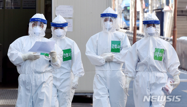 [대구=뉴시스] 이무열 기자 = 신종 코로나바이러스 감염증(코로나19) 사태가 안정세를 보이고 있는 7일 오전 코로나19 지역거점병원인 대구 중구 계명대학교 대구동산병원에서 근무 교대를 위해 방호복을 착용한 의료진이 병동으로 들어가고 있다. 2020.05.07.&nbsp;&nbsp; lmy@newsis.com