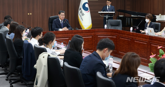 [서울=뉴시스] 이영환 기자 = 김연철 통일부 장관이 7일 오전 서울 종로구 정부서울청사 통일부 대회의실에서 기자간담회를 하고 있다. 2020.05.07.&nbsp; 20hwan@newsis.com