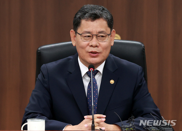 [서울=뉴시스] 이영환 기자 = 김연철 통일부 장관이 7일 오전 서울 종로구 정부서울청사 통일부 대회의실에서 기자간담회를 하고 있다. 2020.05.07.&nbsp; 20hwan@newsis.com