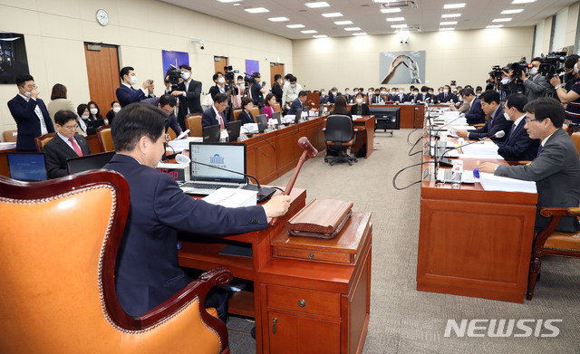 [서울=뉴시스] 김진아 기자 = 노웅래 국회 과기정통위 위원장이 7일 서울 여의도 국회에서 열린 과학기술정보방송통신위원회 제1차 전체회의를 주재하고 있다. 2020.05.07.&nbsp; bluesoda@newsis.com