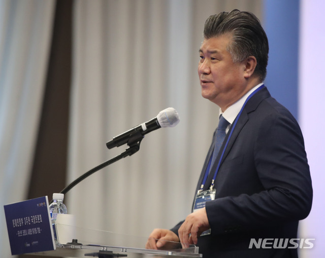 [서울=뉴시스] 박미소 기자 = 조대엽 정책기획위원장이 7일 오전 서울 서초구 양재 더케이호텔에서 '포스트 코로나 시대의 위기와 기회'란 주제로 열린 문재인정부 3주년 국정토론회에서 개회사를 하고 있다. 2020.05.07. misocamera@newsis.com