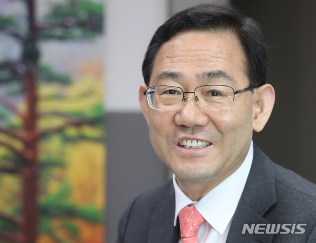 [서울=뉴시스]김명원 기자 = 미래통합당 원내대표에 출마한, 영남권 5선, 주호영 의원이 7일 오전 서울 여의도 국회 의원회관에서 뉴시스와 인터뷰를 하고 있다. 2020.05.07.&nbsp; kmx1105@newsis.com