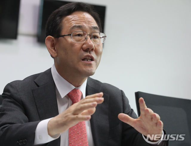 [서울=뉴시스]김명원 기자 = 미래통합당 원내대표에 출마한, 영남권 5선, 주호영 의원이 7일 오전 서울 여의도 국회 의원회관에서 뉴시스와 인터뷰를 하고 있다.&nbsp; 2020.05.07. kmx1105@newsis.com