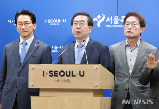 [서울=뉴시스] 조수정 기자 = 박원순(가운데) 서울시장, 조희연(오른쪽) 서울시교육감, 김영종 구청장협의회장이 7일 오전 서울시청에서 '학생 식재료 꾸러미 지원' 기자회견을 하고 있다. 학생 식재료 꾸러미 지원사업은 서울시교육청, 서울시, 자치구가 등교 개학 연기로 미사용된 무상급식 예산 등 860억을 투입, 코로나 19로 인한 개학연기와 온라인 개학에 따른 학교급식 중단으로 경영에 어려움을 겪는 학교급식 업계와 학부모의 경제적 부담을 줄여주기 위해 서울 초중고특수학교 등 1335개교 86만명 학생 가정에 10만원 상당의 모바일 쿠폰 형태의 바우처로 제공한다. 6만원 상당의 모바일 쿠폰을 제공해 친환경 쌀(3만원), 식재료 꾸러미(3만원)를 각 가정으로 배송하고 4만원 상당의 농협몰 포인트를 제공해 학부모가 선택 구매할 수 있도록 하며 친환경 쌀은 5월 중 각 가정으로 우선 배송할 예정이다. . 2020.05.07. chocrystal@newsis.com