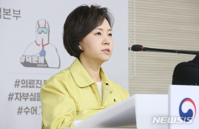 [세종=뉴시스]강종민 기자 = 이의경 식품의약품안전처장이 7일 오전 정부세종청사에서 신종 코로나바이러스 감염증(코로나19) 전세계 확산 위기 극복과 국산 마스크의 우수성을 알리기 위해 인도적 목적의 해외지원을 확대한다고 밝히고 있다. 2020.05.07.&nbsp; ppkjm@newsis.com