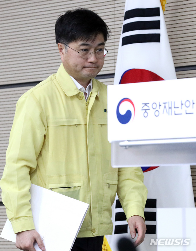 [세종=뉴시스]강종민 기자 = 윤태호 중앙사고수습본부 방역총괄반장(보건복지부 공공보건정책관)이 7일 오전 정부세종청사에서 신종 코로나바이러스 감염증(코로나19) 대응 브리핑을 위해 단상에 오르고 있다. 2020.05.07. ppkjm@newsis.com