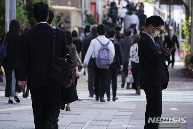 [도쿄=AP/뉴시스]지난 7일 일본 도쿄에서 신종 코로나바이러스 감염증(코로나19) 예방을 위해 마스크를 쓴 시민들이 출근하고 있다. 2020.05.07.