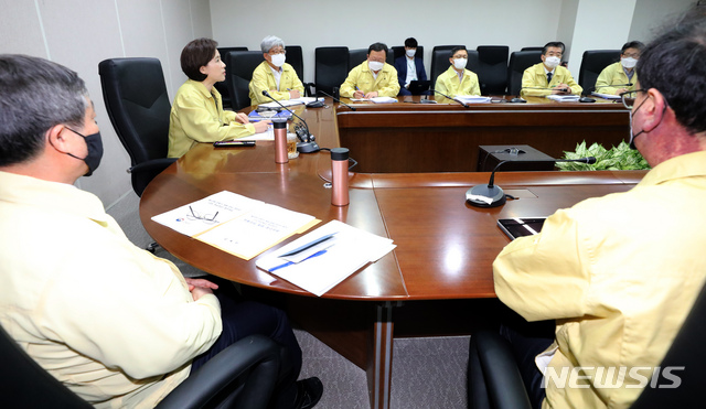[세종=뉴시스]강종민 기자 = 유은혜 부총리 겸 교육부 장관이 7일 오후 정부세종청사에서 각 시도 부교육감들과 신학기 개학준비 추진단 영상회의를 갖고 있다. 2020.05.07. ppkjm@newsis.com