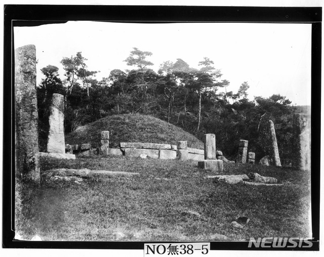 [서울=뉴시스] 1910년대에 촬영된 대종(戴宗)의 태릉(泰陵) 전경. 대종은 왕건의 아들이자 문종의 아버지로, 고려 6대 성종 때 왕으로 추존(追尊)됐다. 개성시 해선리 공민왕릉 동북쪽에 있다. (사진=국립중앙박물관) 2020.05.09. photo@newsis.com (* 위 사진은 재배포, 재판매, DB 및 활용을 금지합니다)