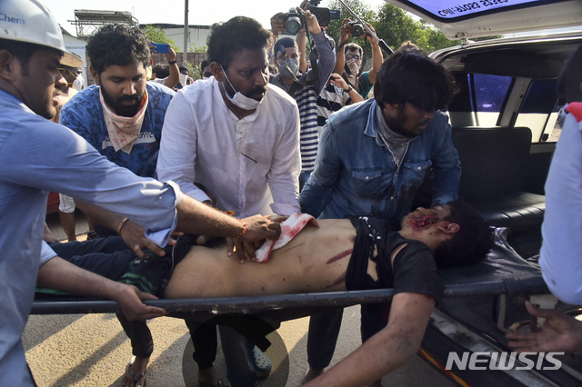 [비샤카파트남(인도)=AP/뉴시스]7일(현지시간) 인도 비샤카파트남의 한 화학 공장에서 유독가스가 누출돼 피해를 본 한 소년이 구급차에 실리고 있다. 현지 관계자는 이날 새벽 인도 남부의 LG 폴리머스인디아 공장에서 화학 가스가 새어 나와 최소 8명이 숨졌다고 밝혔다. 한국인 피해 여부는 아직 구체적으로 알려지지 않았으며 부상자 중에는 의식이 없는 사람이 있어 인명피해는 늘어날 것으로 보인다. 2020.05.07.