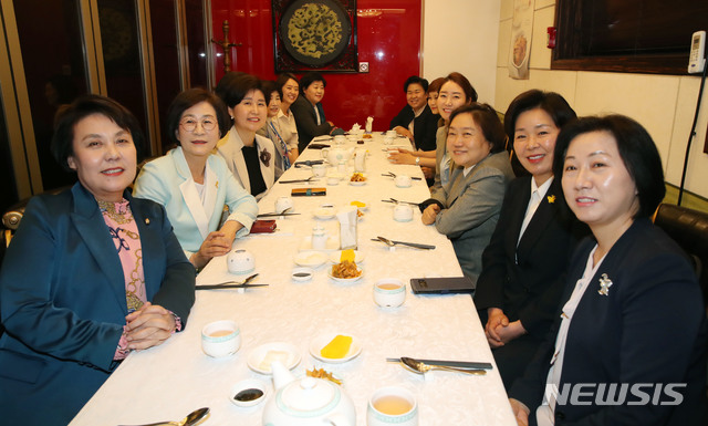 [서울=뉴시스] 김진아 기자 = 더불어민주당 여성의원들과 초선의원들이 7일 서울 여의도의 한 식당에서 제21대 행복여정 당선인 모임을 하고 있다. 왼쪽부터 시계방향으로 정춘숙 의원, 김상희 의원, 백혜련 의원, 전혜숙 의원, 고민정 당선인, 서영교 의원, 문정복 당선인, 임오경 당선인, 강선우 당선인, 인재근 의원, 양향자 당선인, 송옥주 의원. 2020.05.07. bluesoda@newsis.com