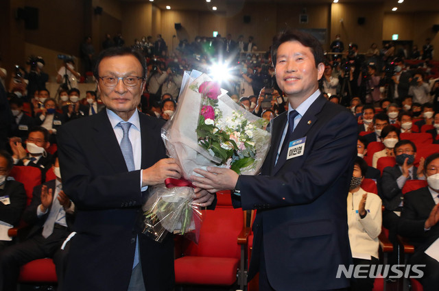 [서울=뉴시스] 장세영 기자 = 더불어민주당 이해찬 대표가 원내대표 임기를 끝내는 이인영 더불어민주당 원내대표에게 7일 서울 여의도 국회 의원회관에서 열린 제21대 국회 더불어민주당 제1기 원내대표 선출 당선인 총회에서 꽃다발을 전달하고 있다. 2020.05.07. photothink@newsis.com