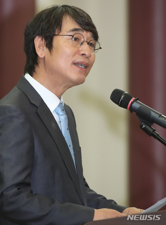 [서울=뉴시스]김명원 기자 = 지난달 7일 서울 여의도 국회 의원회관 제1소회의실에서 열린 가균형발전정책토크콘서트에서 유시민 노무현재단 이사장이 참석해 환영사를 하고 있다. 2020.05.07. kmx1105@newsis.com