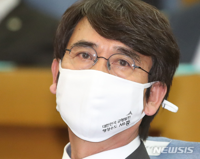 [서울=뉴시스]김명원 기자 = 국가균형발전정책토크콘서트가 2020년 5월 7일 서울 여의도 국회 의원회관 제1소회의실에서 열린 가운데 유시민 노무현재단이사장이 참석해 마스크를 쓰고 있다. 2020.05.07. kmx1105@newsis.com