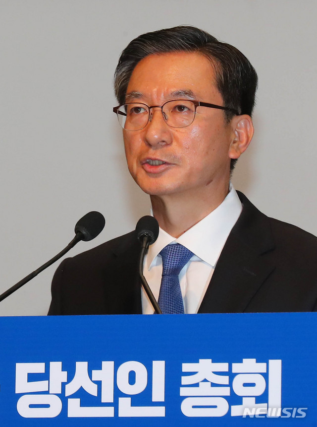 [서울=뉴시스] 장세영 기자 = 정성호 더불어민주당 원내대표 후보자가 7일 서울 여의도 국회 의원회관에서 열린 제21대 국회 더불어민주당 제1기 원내대표 선출 당선인 총회에 참석해 정견발표를 하고 있다. 2020.05.07. photothink@newsis.com