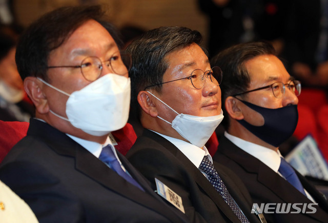 [서울=뉴시스] 장세영 기자 = 더불어민주당 김태년(왼쪽부터), 전해철, 정성호 원내대표 후보자가 7일 서울 여의도 국회 의원회관에서 열린 제21대 국회 더불어민주당 제1기 원내대표 선출 당선인 총회에 참석해 있다. 2020.05.07. photothink@newsis.com