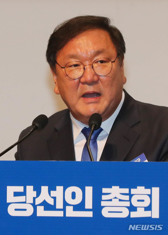 [서울=뉴시스] 장세영 기자 = 김태년 더불어민주당 원내대표 후보자가 7일 서울 여의도 국회 의원회관에서 열린 제21대 국회 더불어민주당 제1기 원내대표 선출 당선인 총회에 참석해 정견발표를 하고 있다. 2020.05.07.&nbsp; photothink@newsis.com 