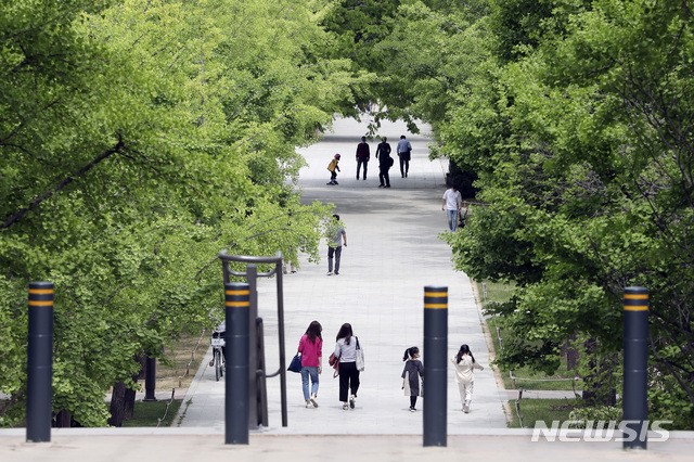 [서울=뉴시스]최진석 기자 = 지난 7일 서울 성동구 서울숲에서 시민들이 휴식을 취하고 있다. 2020.05.07. myjs@newsis.com