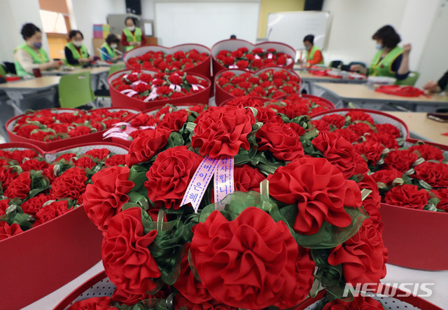 [서울=뉴시스] 박미소 기자 = 어버이날을 하루 앞둔 7일 오후 서울 양천구 자원봉사센터에서 손까락 봉사단원들이 어르신들께 전달할 카네이션을 만들고 있다.2020.05.07.&nbsp; misocamera@newsis.com