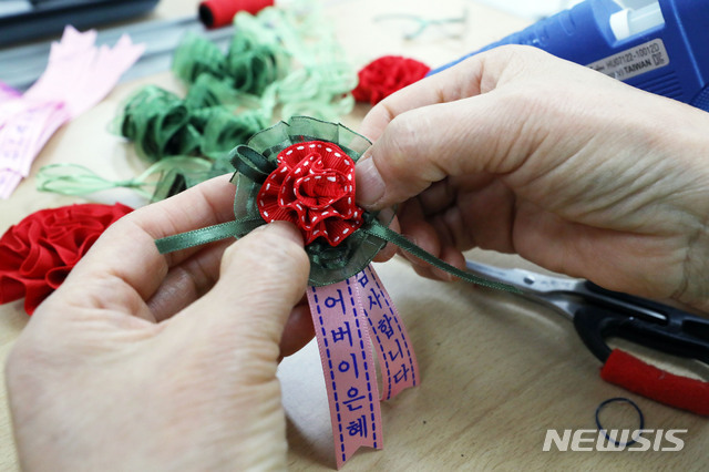 [서울=뉴시스] 박미소 기자 = 어버이날을 하루 앞둔 지난 7일 오후 서울 양천구 자원봉사센터에서 손까락 봉사단원들이 어르신들께 전달할 카네이션을 만들고 있다.2020.05.07. misocamera@newsis.com