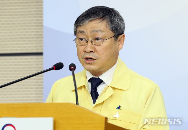 [세종=뉴시스]강종민 기자 = 박백범 교육부 차관이 7일 오후 정부세종청사에서 등교수업 전환 현장지원을 위한 방역 세부지침 개정판과 교수학습평가 가이드라인을 발표하고 있다. 2020.05.07.&nbsp; ppkjm@newsis.com