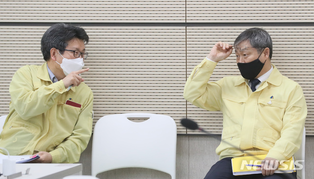 [세종=뉴시스]강종민 기자 = 박백범 교육부 차관(오른쪽)이 7일 오후 정부세종청사에서 오석환 교육복지정책국장과 대화를 나누고 있다. 박 차관은 등교수업 전환 현장지원을 위한 방역 세부지침 개정판과 교수학습평가 가이드라인을 발표했다. 2020.05.07. ppkjm@newsis.com