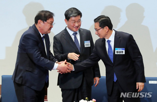 [서울=뉴시스] 장세영 기자 = 신임 원내대표로 선출된 더불어민주당 김태년 의원이 7일 서울 여의도 국회 의원회관에서 열린 제21대 국회 더불어민주당 제1기 원내대표 선출 당선인 총회에서 정성호 원내대표 후보자와 악수를 나누고 있다. 2020.05.07. photothink@newsis.com