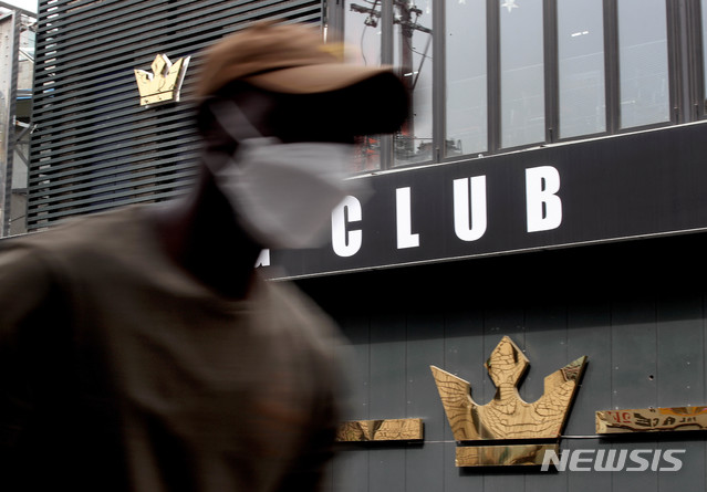 [서울=뉴시스]김병문 기자 = 지난 6일 신종 코로나바이러스 감염증(코로나19) 확진 판정을 받은 경기도 용인 66번째 환자가 서울 용산구 이태원 클럽을 다녀간 것으로 알려졌다. 사진은 7일 오후 환자가 다녀간 클럽의 모습. 2020.05.07.&nbsp; dadazon@newsis.com 