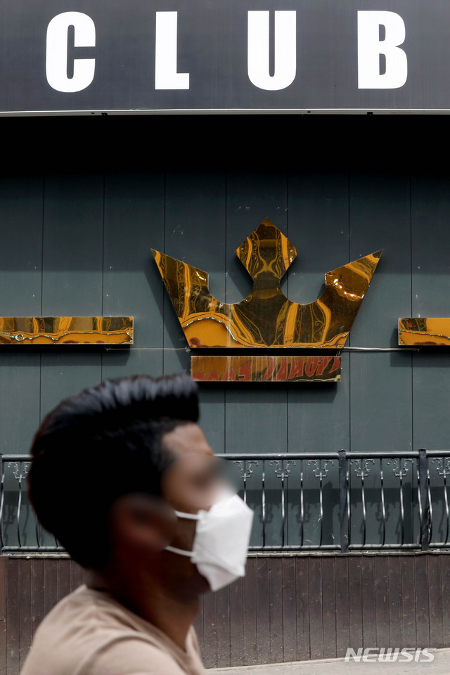 [서울=뉴시스]김병문 기자 = 지난 6일 신종 코로나바이러스 감염증(코로나19) 확진 판정을 받은 경기도 용인 66번째 환자가 서울 용산구 이태원 클럽을 다녀간 것으로 알려졌다. 사진은 7일 오후 환자가 다녀간 클럽의 모습. 2020.05.07.&nbsp; dadazon@newsis.com