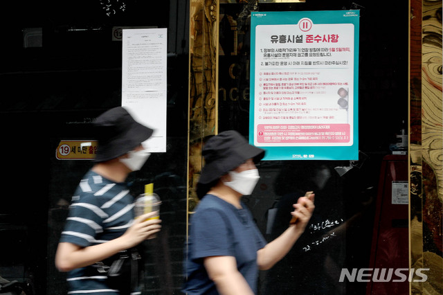 [서울=뉴시스]김병문 기자 = 지난 6일 신종 코로나바이러스 감염증(코로나19) 확진 판정을 받은 경기도 용인 66번째 환자가 서울 용산구 이태원 클럽을 다녀간 것으로 알려졌다. 사진은 7일 오후 환자가 다녀간 클럽의 모습. 2020.05.07.&nbsp; dadazon@newsis.com