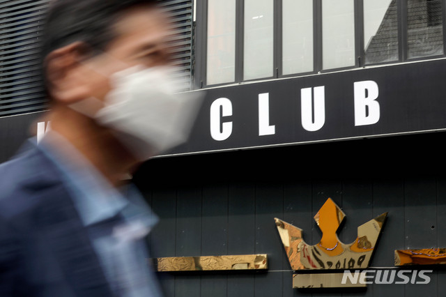 [서울=뉴시스]김병문 기자 = 지난 6일 신종 코로나바이러스 감염증(코로나19) 확진 판정을 받은 경기도 용인 66번째 환자가 서울 용산구 이태원 클럽을 다녀간 것으로 알려졌다. 사진은 7일 오후 환자가 다녀간 클럽의 모습. 2020.05.07.&nbsp; dadazon@newsis.com