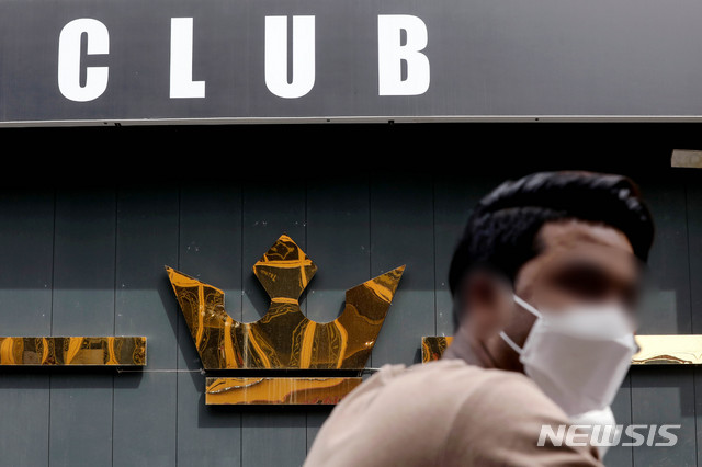 [서울=뉴시스]김병문 기자 = 지난 6일 신종 코로나바이러스 감염증(코로나19) 확진 판정을 받은 경기도 용인 66번째 환자가 서울 용산구 이태원 클럽을 다녀간 것으로 알려졌다. 사진은 7일 오후 환자가 다녀간 클럽의 모습. 2020.05.07.&nbsp; dadazon@newsis.com