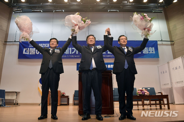 [서울=뉴시스]장세영 기자 = 21대 국회의 더불어민주당 첫 원내대표로 선출된 김태년(가운데) 의원이 7일 서울 여의도 국회 의원회관 대회의실에서 열린 당선인 총회에서 상대 후보인 전해철(왼쪽), 정성호 의원과 함께 당선 세레머니를 하고 있다. 2020.05.07.&nbsp; photo@newsis.com