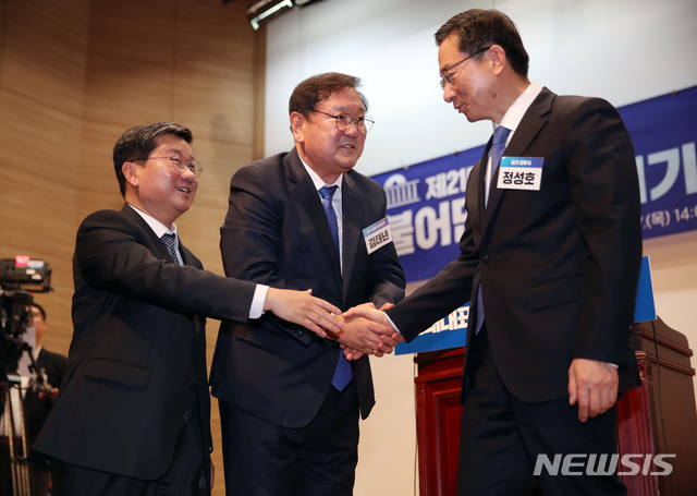 [서울=뉴시스]장세영 기자 = 7일 국회 의원회관 대회의실에서 열린 제21대 국회 더불어민주당 제1기 원내대표 선출 당선인 총회에서 원내대표로 당선된 김태년 후보(가운데)가 정성호, 전해철 후보와 인사하고 있다. 2020.05.07. photo@newsis.com