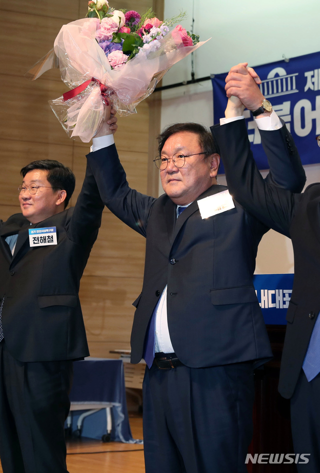 [서울=뉴시스]장세영 기자 = 7일 국회 의원회관 대회의실에서 열린 제21대 국회 더불어민주당 제1기 원내대표 선출 당선인 총회에서 원내대표로 당선된 김태년 후보가 기념촬영을 하고 있다. 2020.05.07. photo@newsis.com