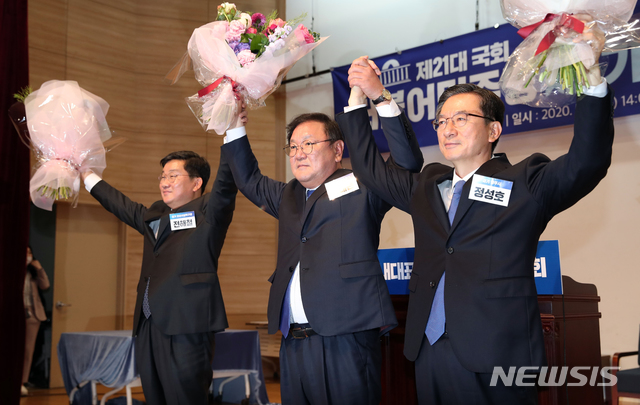 [서울=뉴시스]장세영 기자 = 7일 국회 의원회관 대회의실에서 열린 제21대 국회 더불어민주당 제1기 원내대표 선출 당선인 총회에서 원내대표로 당선된 김태년 후보(가운데)가 기념촬영을 하고 있다. 2020.05.07. photo@newsis.com