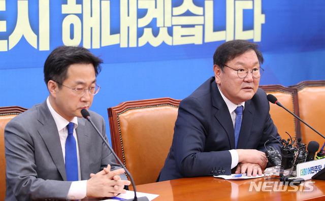 [서울=뉴시스] 김진아 기자 = 김태년 더불어민주당 신임 원내대표가 7일 서울 여의도 국회에서 기자간담회를 하고 있다. 왼쪽은 박성준 신임 원내대변인. 2020.05.07. bluesoda@newsis.com
