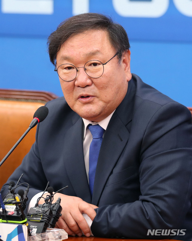 [서울=뉴시스] 김진아 기자 = 김태년 더불어민주당 신임 원내대표가 7일 서울 여의도 국회에서 기자간담회를 하고 있다. 2020.05.07.&nbsp;&nbsp; bluesoda@newsis.com