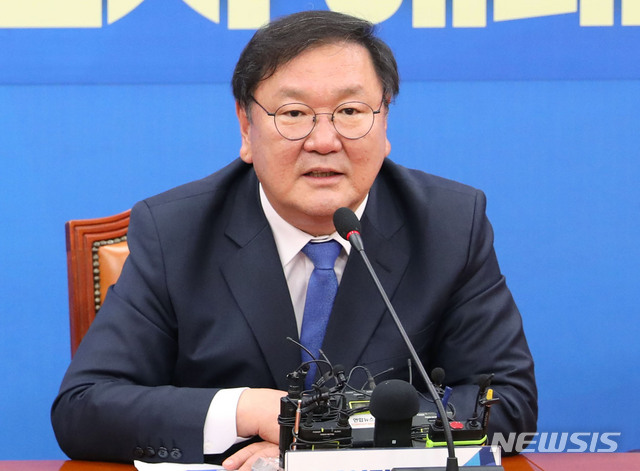 [서울=뉴시스] 김진아 기자 = 김태년 더불어민주당 신임 원내대표가 7일 서울 여의도 국회에서 기자간담회를 하고 있다. 2020.05.07.&nbsp; bluesoda@newsis.com