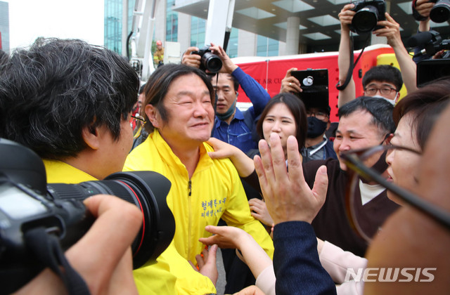 [서울=뉴시스] 장세영 기자 = 국회의원회관 현관 캐노피에 올라가 형제복지원 사건 등에 대한 과거사법 개정안 통과를 요구하며 시위를 하고 있는 최승우 씨가 7일 서울 여의도 국회에서 여야가 전격 합의하면서 국회 농성을 중단하고 캐노피에서 내려와 김무성 미래통합당 의원, 진선미 더불어민주당 의원과 인사를 나누고 있다. 2020.05.07. photothink@newsis.com