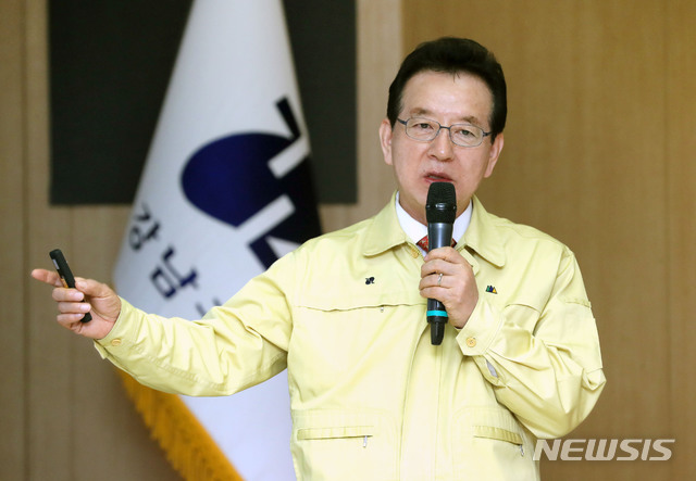 [서울=뉴시스]홍효식 기자 = 정순균 강남구청장이 7일 서울 강남구청 회의실에서 코로나19 조기극복을 위한 강남구 상공인 및 주민대표 간담회에 참석해 대응책을 설명하고 있다. (사진=강남구 제공) 2020.05.07.&nbsp; photo@newsis.com