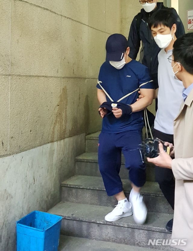 [서울=뉴시스]천민아 기자 = 자신의 어머니와 아들을 살해한 혐의를 받고 있는 허모(41)씨가 8일 오전 서울 관악경찰서 유치장을 나서고 있다. 2020.05.08. mina@newsis.com 