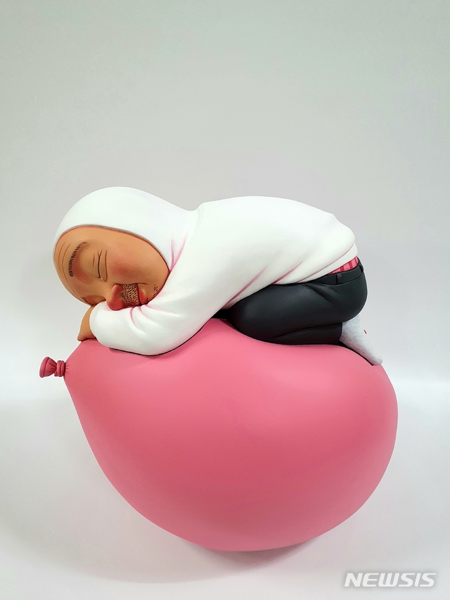 [서울=뉴시스] 박진성, 풍선, acrylic on frp, 25x22x28cm, 2020. 사진-맥화랑 제공.2020.5.08. photo@newsis.com