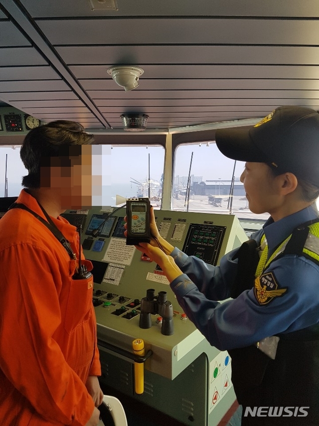 해경이 출항 선박 선장을 대상으로 불시 음주 측정을 실시하고 있다.