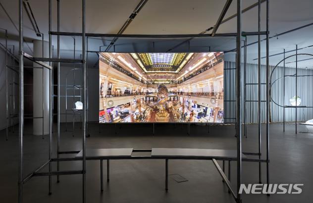 [서울=뉴시스] 전소정, '절망하고 탄생하라' 영상 스틸(24분 45초), 2020, 사진=ⓒ 전소정, 에르메스 재단 제공. photo@newsis.com