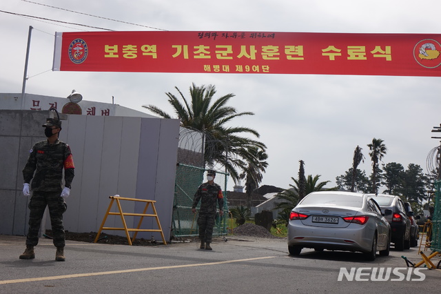 [제주=뉴시스]8일 제주 서귀포시 해병대 9여단에서 진행된 20-1차 보충역 기초군사훈련 퇴소식에서 군 관계자들이 영내로 들어가는 차량들을 통제하고 있다. 2020.05.08 0jeoni@newsis.com 