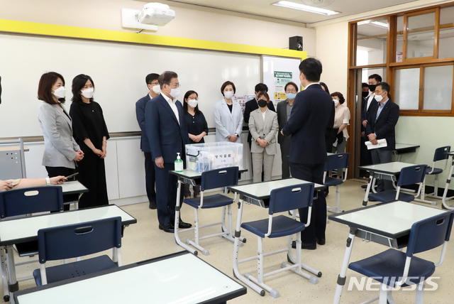 [서울=뉴시스]박영태 기자 = 문재인 대통령이 8일 서울 용산구 중경고등학교를 방문해 학생들의 등교 개학 준비 상황을 점검하고 있다. 2020.05.08. since1999@newsis.com
